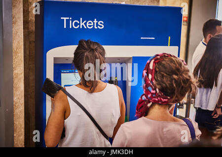 Femme achat billets dans une machine automatisée photo de derrière Banque D'Images