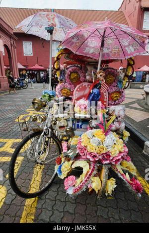 Trishaws colorés en Dutch Square, Malacca, Malaisie Banque D'Images