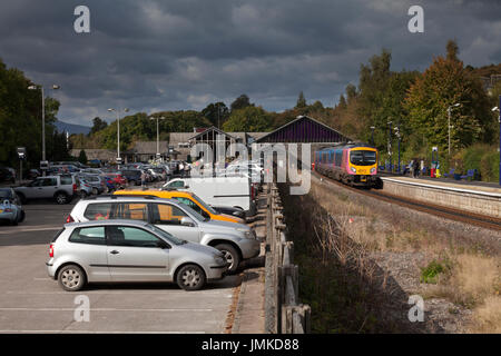 Le Windermere - 1345 attend le départ de Oxenholme Windermere formé d'un Transpennine Express sur 185 classe de voitures à Northern rail Banque D'Images