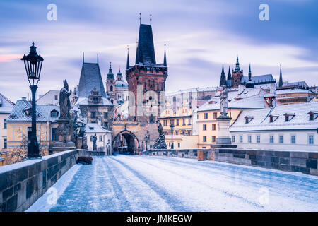 L'Europe, République tchèque, Tchéquie, Prague, vieille ville historique, l'UNESCO, le pont Charles, monument emblématique, Karluv Most sur Vltava (Moldau, hiver, Banque D'Images