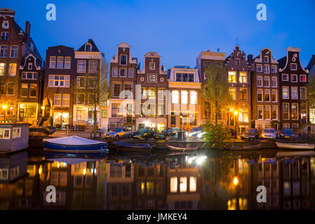 Voir les canaux d'Amsterdam et les digues le long de la nuit. Banque D'Images
