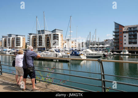 25 juillet 2017 - Matue couple de retraités s'appuyant sur la rambarde rof Portishead Marina se détendre pendant l'été 2017. Banque D'Images