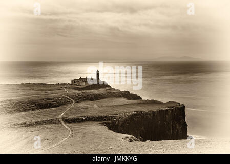 Neist Point Lighthouse à île de Skye, Écosse, Royaume-Uni. Vintage noir et blanc traité. Banque D'Images