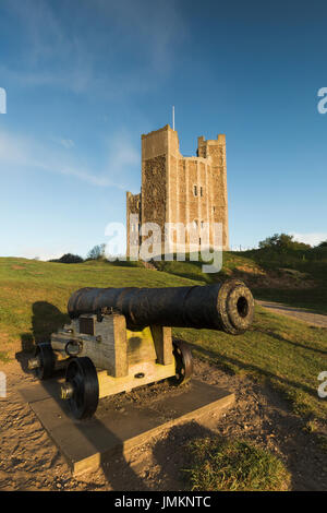 Château d'Orford avec un canon à l'avant-plan, Orford, Suffolk, Angleterre, RU Banque D'Images