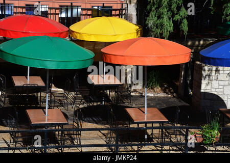 Tables de restaurant ombragée parapluie le long du Riverwalk de San Antonio sont vides au début de la matinée. Banque D'Images