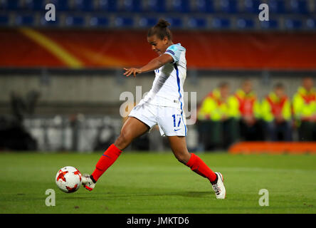 Nikita l'Angleterre scores Parris son côté's second but du jeu avec des coéquipiers Toni Duggan (à gauche) et Isobel Christiansen lors de l'UEFA Women's Euro 2017, GROUPE D match au Koning Willem II Stadion, Tilburg. Banque D'Images