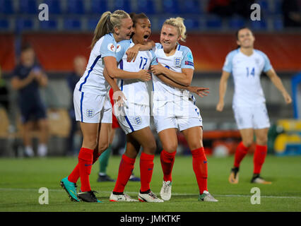 Nikita Parris (au centre), en Angleterre, célèbre le deuxième but de sa partie avec ses coéquipiers Toni Duggan (à gauche) et Isobel Christiansen lors du match de l'UEFA Women's Euro 2017, Groupe D au Koning Willem II Stadion, à Tilburg. APPUYEZ SUR ASSOCIATION photo. Date de la photo: Jeudi 27 juillet 2017. Voir PA Story FOOTBALL England Women. Le crédit photo devrait se lire comme suit : Mike Egerton/PA Wire. Banque D'Images