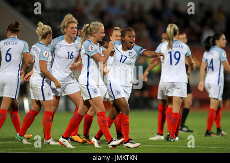 L'Angleterre Nikita Parris (centre) célèbre marquant son deuxième but de côtés du jeu avec l'équipe au cours de l'UEFA Women's Euro 2017, GROUPE D match au Koning Willem II Stadion, Tilburg. Banque D'Images