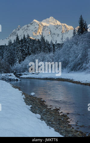 Le mont Shuksan vu de la vallée de la rivière Noocksack en hiver, Cascades Nord Washington Banque D'Images