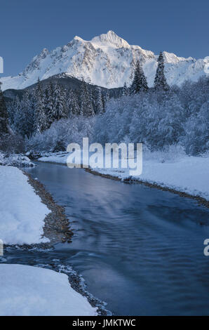 Le mont Shuksan vu de la vallée de la rivière Noocksack en hiver, Cascades Nord Washington Banque D'Images