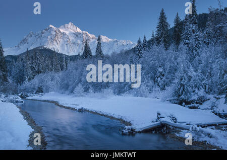 Le mont Shuksan vu de la vallée de la rivière Noocksack en hiver, Cascades Nord Washington Banque D'Images