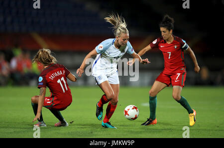 L'Angleterre Toni Duggan (centre) en action contre le Portugal's Tatiana Pinto (à gauche) et Claudia Neto au cours de l'UEFA Women's Euro 2017, GROUPE D match au Koning Willem II Stadion, Tilburg. Banque D'Images