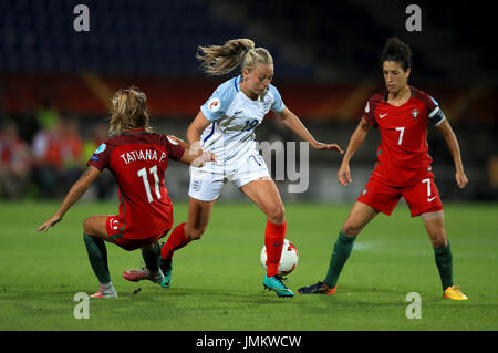 L'Angleterre Toni Duggan (centre) en action contre le Portugal's Tatiana Pinto (à gauche) et Claudia Neto au cours de l'UEFA Women's Euro 2017, GROUPE D match au Koning Willem II Stadion, Tilburg. Banque D'Images