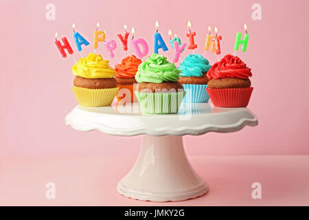 Joyeux anniversaire cupcakes sur fond rose Banque D'Images