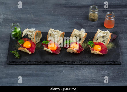 Mini sandwiches alimentaires. Brushetta ou d'authentiques tapas espagnoles traditionnelles pour le déjeuner table. En-cas délicieux antipasti, apéritif, pique-nique ou partie sur le temps. Vue d'en haut. Banque D'Images