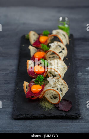 Mini sandwiches alimentaires. Brushetta ou d'authentiques tapas espagnoles traditionnelles pour le déjeuner table. En-cas délicieux antipasti, apéritif, pique-nique ou partie sur le temps. Vue d'en haut. Banque D'Images