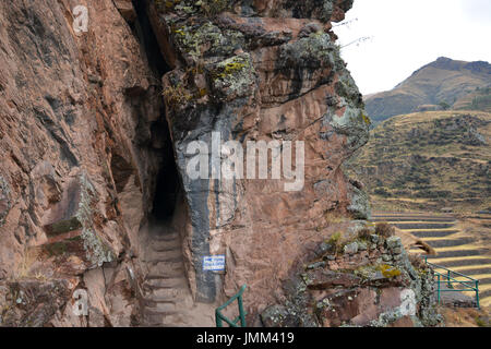 Le sentier et le tunnel sont taillées dans le côté de la montagne à la ruines Incas à Pisac Pérou Banque D'Images