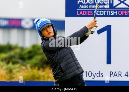 Irvine, Ecosse, Royaume-Uni. 27 juillet, 2017. Le premier jour de la 15th Scottish Open Golf Championship a débuté aujourd'hui avec 156 joueurs représentant 32 nationalités, jouant pour le plus grand fonds de prix dans l'histoire du championnat. Bon nombre des joueurs aux prises avec les forts vents sud-ouest jusqu'à 20 mph, les cours et le style des liens à des douche à effet pluie. Credit : Findlay/Alamy Live News Banque D'Images