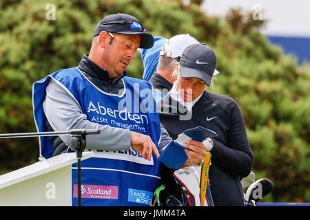 Irvine, Ecosse, Royaume-Uni. 27 juillet, 2017. Le premier jour de la 15th Scottish Open Golf Championship a débuté aujourd'hui avec 156 joueurs représentant 32 nationalités, jouant pour le plus grand fonds de prix dans l'histoire du championnat. Bon nombre des joueurs aux prises avec les forts vents sud-ouest jusqu'à 20 mph, les cours et le style des liens à des douche à effet pluie. Credit : Findlay/Alamy Live News Banque D'Images