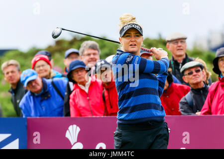 Irvine, Ecosse, Royaume-Uni. 27 juillet, 2017. Le premier jour de la 15th Scottish Open Golf Championship a débuté aujourd'hui avec 156 joueurs représentant 32 nationalités, jouant pour le plus grand fonds de prix dans l'histoire du championnat. Bon nombre des joueurs aux prises avec les forts vents sud-ouest jusqu'à 20 mph, les cours et le style des liens à des douche à effet pluie. Credit : Findlay/Alamy Live News Banque D'Images