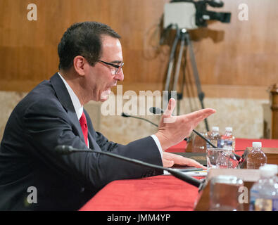 Washington DC, USA. 26 juillet, 2017. Secrétaire au Trésor des Etats-Unis Steven Mnuchin témoigne devant le comité du Sénat américain sur les crédits au cours de l'audience pour examiner l'exercice 2018 demande de budget pour le département du Trésor sur la colline du Capitole à Washington, DC le mercredi, Juillet 26, 2017. Credit : Ron Sachs/MediaPunch /CNP/Alamy Live News Banque D'Images