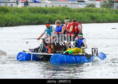 West Bay, Dorset, UK. 27 juillet 2017. La RNLI annuelle course radeau sur la rivière Brit à la station balnéaire de West Bay, dans le Dorset. Un peddle powered radeau. Crédit photo : Graham Hunt/Alamy Live News Banque D'Images