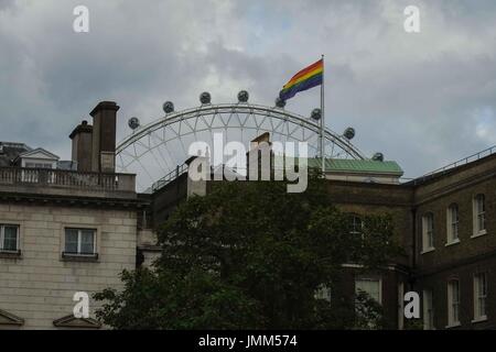 Londres, Royaume-Uni. 27 juillet, 2017. Des édifices gouvernementaux à Whitehall voler la fierté d'un drapeau à l'occasion du 50e anniversaire de la décriminalisation de l'homosexualité en Angleterre et au Pays de Galles. London Eye en arrière-plan. Credit : claire doherty/Alamy Live News Banque D'Images