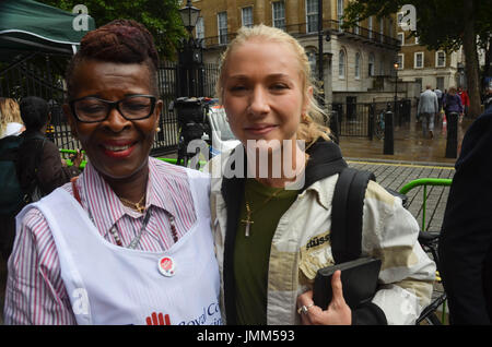 Whitehall, Londres, Royaume-Uni. 27 juillet, 2017. Collège royal des sciences infirmières a tenu un rassemblement cap de la paye, dans le cadre de l'action à l'échelle nationale les demandes de formation infirmière ont rapidement diminué sous les plans du gouvernement pour le NHS Crédit : Philip Robins/Alamy Live News Banque D'Images