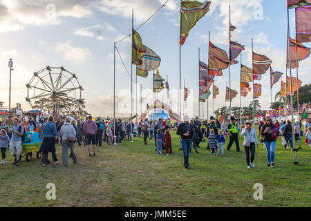 Château de Lulworth, Dorset, UK. 27 juillet, 2017. Bien qu'il n'y a pas agit sur aujourd'hui beaucoup de personnes sont arrivées pour la vendu notre camp Bestival, avec beaucoup de gens ayant amené leurs enfants avant d'un amusement de semaine. Credit : James Houlbrook/Alamy Live News Banque D'Images