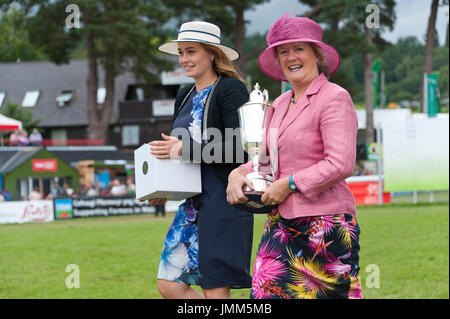 Llanelwedd, Powys, au Royaume-Uni. 27 juillet, 2017. Les juges et les commissaires sont vus dans le ring le dernier jour de la Royal Welsh Show. Le Royal Welsh Show agricole est salué comme le plus grand et plus prestigieux événement du genre en Europe. Plus de 200 000 visiteurs y viennent pour la période de quatre jours. Le tout premier spectacle a été à Aberystwyth en 1904 et a attiré 442 entrées de l'élevage. Credit : Graham M. Lawrence/Alamy Live News Banque D'Images