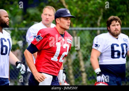 Foxborough, Massachusetts, USA. 27 juillet, 2017. New England Patriots quarterback Tom Brady (12) reprend sa course vers le terrain au New England Patriots training camp tenu sur le au Stade Gillette, à Foxborough, Massachusetts. Eric Canha/CSM/Alamy Live News Banque D'Images