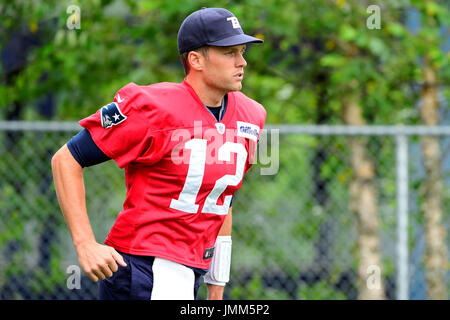 Foxborough, Massachusetts, USA. 27 juillet, 2017. New England Patriots quarterback Tom Brady (12) reprend sa course vers le terrain au New England Patriots training camp tenu sur le au Stade Gillette, à Foxborough, Massachusetts. Eric Canha/CSM/Alamy Live News Banque D'Images