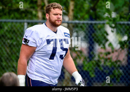 Foxborough, Massachusetts, USA. 27 juillet, 2017. New England Patriots offensive ligne Ted Karras (75) randonnées dans le domaine du New England Patriots training camp tenu sur le au Stade Gillette, à Foxborough, Massachusetts. Eric Canha/CSM/Alamy Live News Banque D'Images