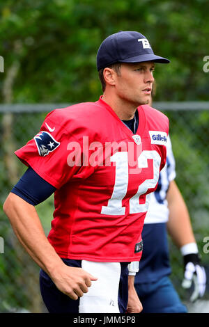 Foxborough, Massachusetts, USA. 27 juillet, 2017. New England Patriots quarterback Tom Brady (12) reprend sa course vers le terrain au New England Patriots training camp tenu sur le au Stade Gillette, à Foxborough, Massachusetts. Eric Canha/CSM/Alamy Live News Banque D'Images