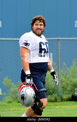 Foxborough, Massachusetts, USA. 27 juillet, 2017. New England Patriots center David Andrews (60) randonnées dans le domaine du New England Patriots training camp tenu sur le au Stade Gillette, à Foxborough, Massachusetts. Eric Canha/CSM/Alamy Live News Banque D'Images