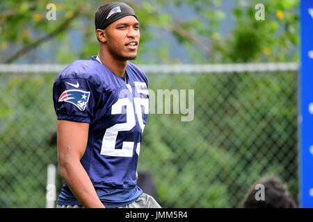 Foxborough, Massachusetts, USA. 27 juillet, 2017. New England Patriots arrière défensif Eric Rowe (25) randonnées dans le domaine du New England Patriots training camp tenu sur le au Stade Gillette, à Foxborough, Massachusetts. Eric Canha/CSM/Alamy Live News Banque D'Images