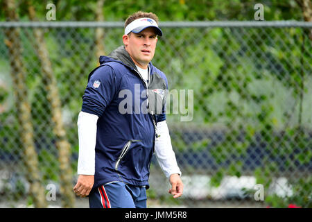 Foxborough, Massachusetts, USA. 27 juillet, 2017. New England Patriots de coordonnateur offensif Josh McDaniels promenades pour le domaine au New England Patriots training camp tenu sur le au Stade Gillette, à Foxborough, Massachusetts. Eric Canha/CSM/Alamy Live News Banque D'Images