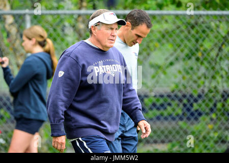 Foxborough, Massachusetts, USA. 27 juillet, 2017. New England Patriots Head coach Bill Belichick promenades pour le domaine au New England Patriots training camp tenu sur le au Stade Gillette, à Foxborough, Massachusetts. Eric Canha/CSM/Alamy Live News Banque D'Images