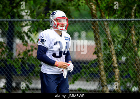 Foxborough, Massachusetts, USA. 27 juillet, 2017. New England Patriots suivi verso Rex Burkhead (34) randonnées dans le domaine du New England Patriots training camp tenu sur le au Stade Gillette, à Foxborough, Massachusetts. Eric Canha/CSM/Alamy Live News Banque D'Images