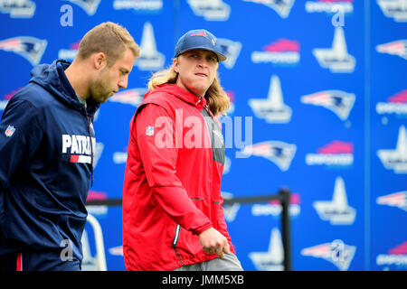 Foxborough, Massachusetts, USA. 27 juillet, 2017. New England Patriots securites entraîneur Steve Belichick promenades pour le domaine au New England Patriots training camp tenu sur le au Stade Gillette, à Foxborough, Massachusetts. Eric Canha/CSM/Alamy Live News Banque D'Images