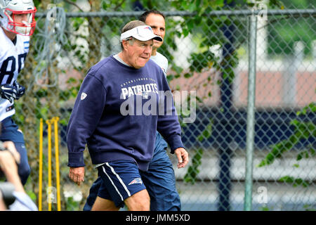 Foxborough, Massachusetts, USA. 27 juillet, 2017. New England Patriots Head coach Bill Belichick promenades pour le domaine au New England Patriots training camp tenu sur le au Stade Gillette, à Foxborough, Massachusetts. Eric Canha/CSM/Alamy Live News Banque D'Images