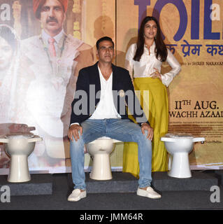 Mumbai, Inde. 27 juillet, 2017. L'acteur de Bollywood Akshay Kumar avec son co-star Bhumi Pednekar durant la bande-annonce de lancement : toilettes film Ek Prem Katha (Anglais : toilettes - une histoire d'amour) PVR cinema, Juhu, Mumbai. Banque D'Images