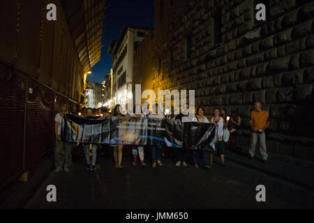 Florence, Italie. 27 juillet, 2017. Des manifestants à Florence Italie mars contre une nouvelle loi présentée par le gouvernement qui les mandats des vaccinations pour les enfants de l'école. Crédit : Joseph Suschitzky/Alamy Live News Banque D'Images