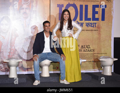 Mumbai, Inde. 27 juillet, 2017. L'acteur de Bollywood Akshay Kumar avec son co-star Bhumi Pednekar durant la bande-annonce de lancement : toilettes film Ek Prem Katha (Anglais : toilettes - une histoire d'amour) PVR cinema, Juhu, Mumbai. Banque D'Images