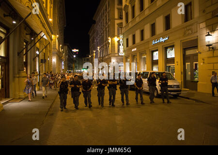 Florence, Italie. 27 juillet, 2017. La police italienne à pied pour contrôler les manifestants à Florence Italie qui marche contre une nouvelle loi présentée par le gouvernement qui les mandats des vaccinations pour les enfants de l'école. Crédit : Joseph Suschitzky/Alamy Live News Banque D'Images