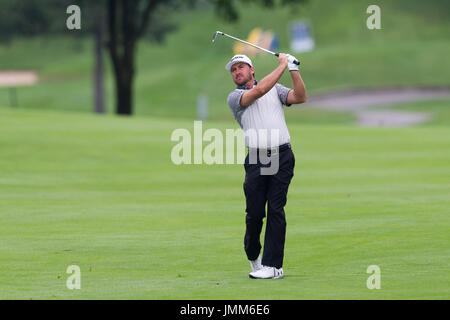 Oakville, Ontario, Canada. 27 juillet, 2017. Graeme McDowell (NIR) hits un fer au cours de la manche d'ouverture de l'action de l'Omnium canadien RBC au Club de golf Glen Abbey à Oakville, Ontario, Canada. Daniel Lea/CSM/Alamy Live News Banque D'Images