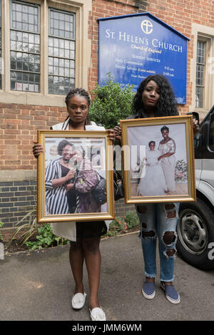 Londres, Angleterre, Royaume-Uni. 27 juillet, 2017. Famille de Khadija Saye, Marie Mendy est une des victimes de l'assister à Grenfell memorial à St Helen Église, North Kensington. Credit : Voir Li/Alamy Live News Banque D'Images