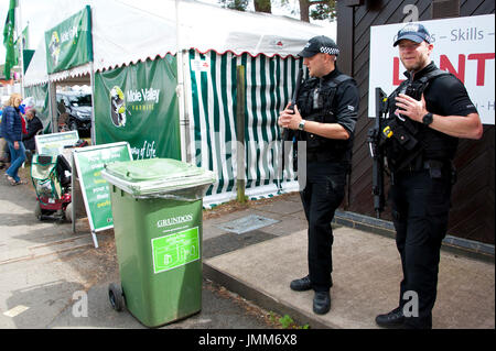 Llanelwedd, Powys, au Royaume-Uni. 27 juillet, 2017. Policiers armés sont vus sur le dernier jour de la Royal Welsh Show. Le Royal Welsh Show agricole est salué comme le plus grand et plus prestigieux événement du genre en Europe. Plus de 200 000 visiteurs y viennent pour la période de quatre jours. Le tout premier spectacle a été à Aberystwyth en 1904 et a attiré 442 entrées de l'élevage. Credit : Graham M. Lawrence/Alamy Live News Banque D'Images