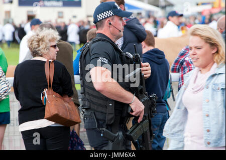 Llanelwedd, Powys, au Royaume-Uni. 27 juillet, 2017. Policiers armés sont vus sur le dernier jour de la Royal Welsh Show. Le Royal Welsh Show agricole est salué comme le plus grand et plus prestigieux événement du genre en Europe. Plus de 200 000 visiteurs y viennent pour la période de quatre jours. Le tout premier spectacle a été à Aberystwyth en 1904 et a attiré 442 entrées de l'élevage. Credit : Graham M. Lawrence/Alamy Live News Banque D'Images