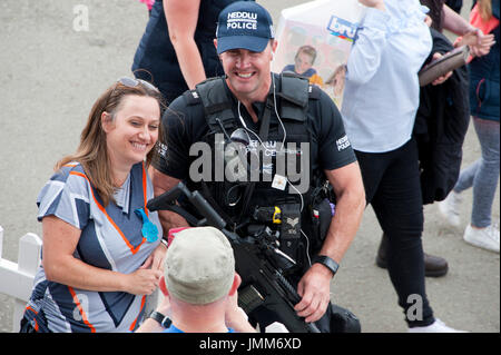 Llanelwedd, Powys, au Royaume-Uni. 27 juillet, 2017. Montrer aux visiteurs chat avec des agents de police armés sur le dernier jour de la Royal Welsh Show. Le Royal Welsh Show agricole est salué comme le plus grand et plus prestigieux événement du genre en Europe. Plus de 200 000 visiteurs y viennent pour la période de quatre jours. Le tout premier spectacle a été à Aberystwyth en 1904 et a attiré 442 entrées de l'élevage. Credit : Graham M. Lawrence/Alamy Live News Banque D'Images